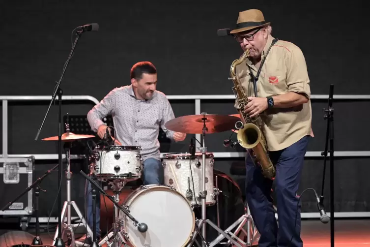 Mitreißend auch bei Regen: der ungarische Saxofonist Tony Lakatos mit Jean-Marc Robin am Schlagzeug.