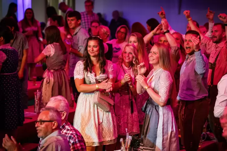 Das Oktoberfest in der Zweibrücker Festhalle am Freitag bei der Band Members. 