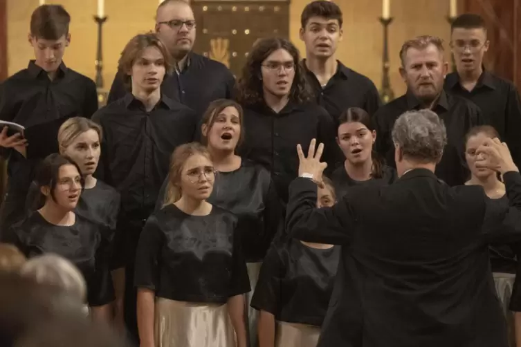 Das schlesische Ensemble „Angelus Cantat“ sang in Rockenhausen unter Leitung seines Dirigenten Tadeusz Eckert.