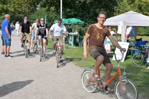 Klappt doch: Speyerer Klappradfahrer beim Sattelfest auf der 22 Kilometer langen Runde.