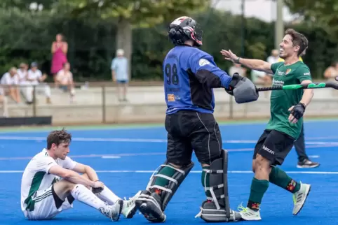 TG-Keeper Oliver Scharfenberger (Mitte) und sein Teamkollege Sven Becker jubeln, links am Boden sitzt der enttäuschte Obermenzin