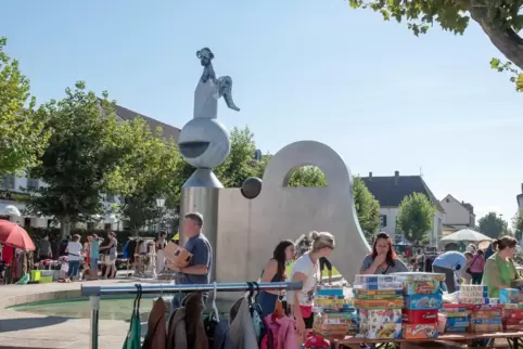 Stöbern und feilschen im Schatten des blauen Engels auf dem Königsplatz.