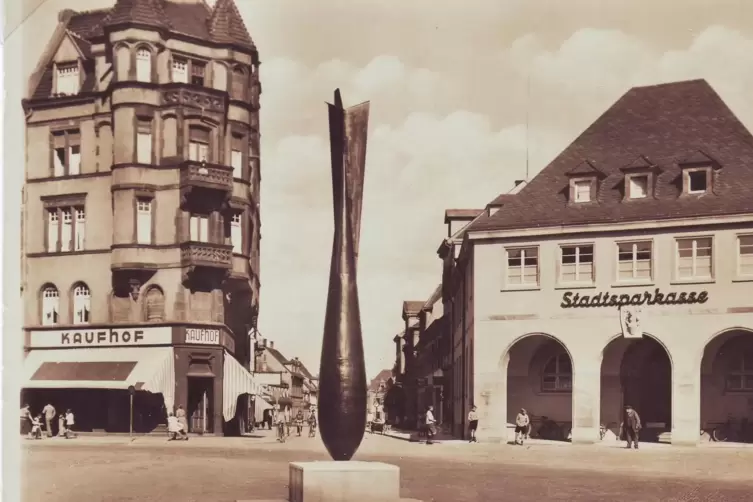 Mahnmal für den Luftschutz: Attrappe einer 1000-Kilogramm-Bombe vor dem Kaufhof Tietz und der Stadtsparkasse. 