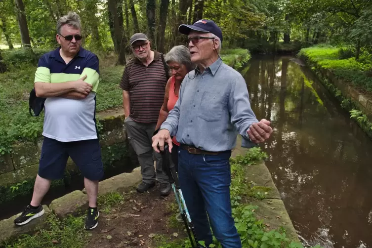 An der Hanhofener Wassergescheid: Landrat Clemens Körner (links), Referent Gangolf Bettag (rechts) sowie Teilnehmer der Wanderun