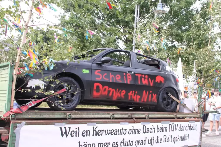 Das Kerweauto auf dem Anhänger. 