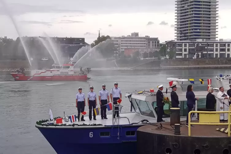 Das Feuerlöschboot „Metropolregion Rhein-Neckar“ schießt zur Taufe des Polizeiboots „Kurpfalz“ (vorne) Wasserfontänen in die Luf