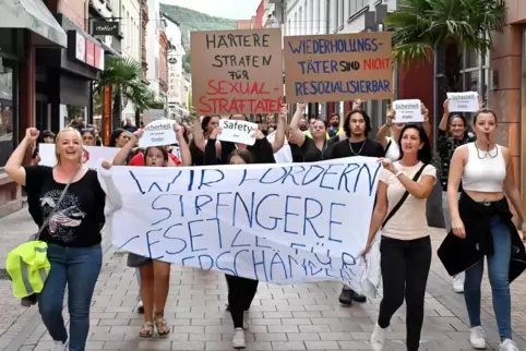 Mit Schildern, Trillerpfeifen und Megafon zogen die Demonstranten durch die Innenstadt.