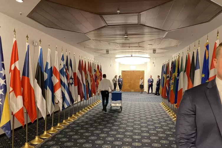 Die Flaggen der rund 50 Teilnehmerstaaten schmücken den Weg in den Ramsteiner Konferenzsaal.