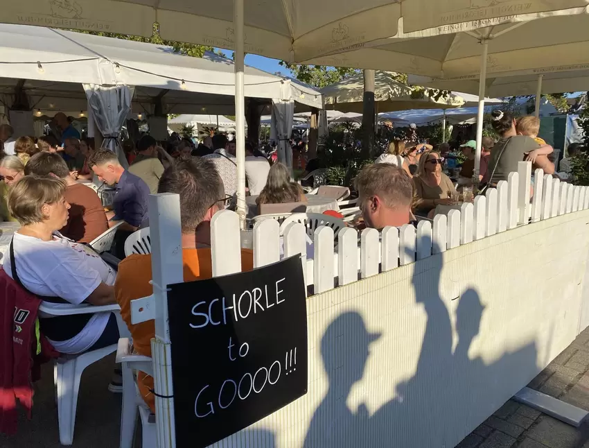 Im Sitzen oder im Stehen: Im Weindorf schmeckt die Schorle in jeder Position.