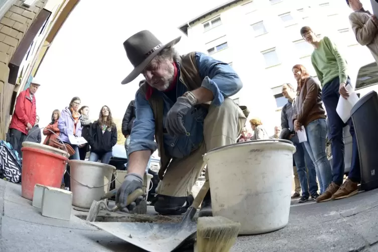 Schon 2015 hat Gunter Demnig Stolpersteine verlegt.