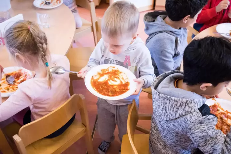 Zwei Hauswirtschaftskräfte pro Kita sollen künftig das pädagogische Personal bei den Mahlzeiten entlasten. 