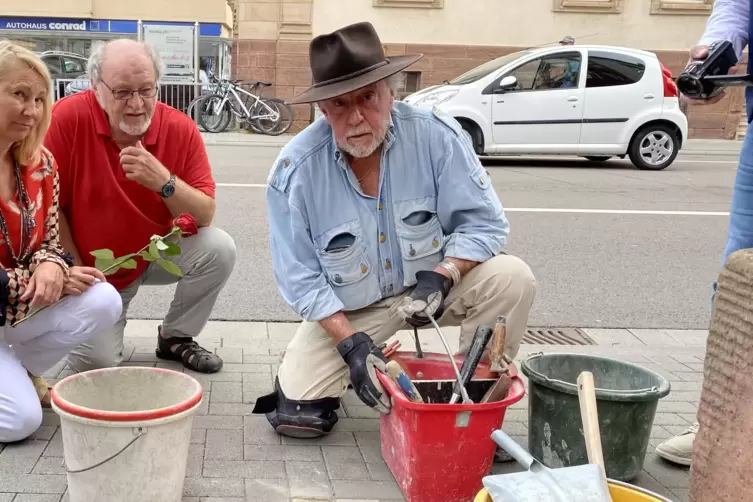 Vor zwei Jahren trat Gunter Demnig, Ideengeber des Projekts „Stolpersteine“, zuletzt in Neustadt in Aktion – damals auch an der 