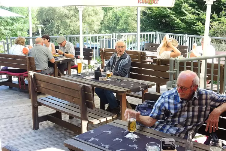 Im Biergarten: Der Tag der Dellfelder Genusswanderung am 10. September war der letzte Betriebstag in Oliver Benoits Blockhütte.