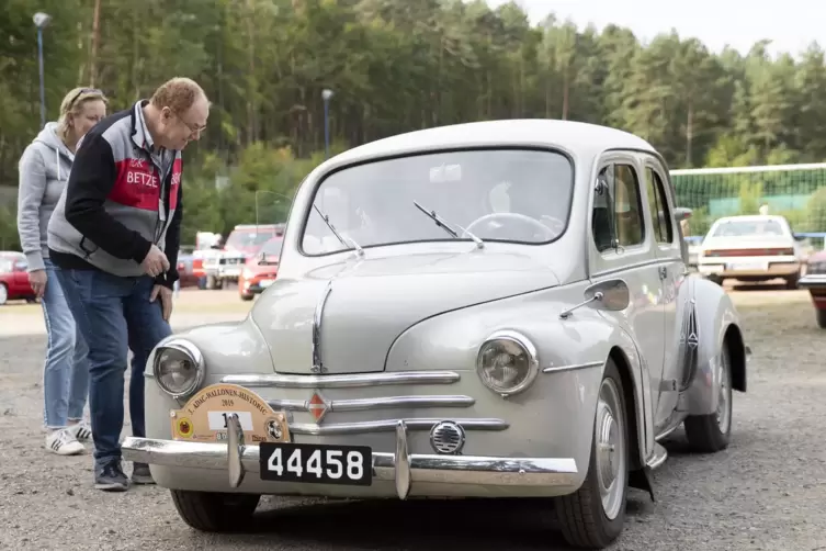 Die Teilnehmer starten im Minutentakt wie hier Yves Kieffer aus Erfenbach mit seiner Beifahrerin Cynthia Wiemer im Renault 4 CV.