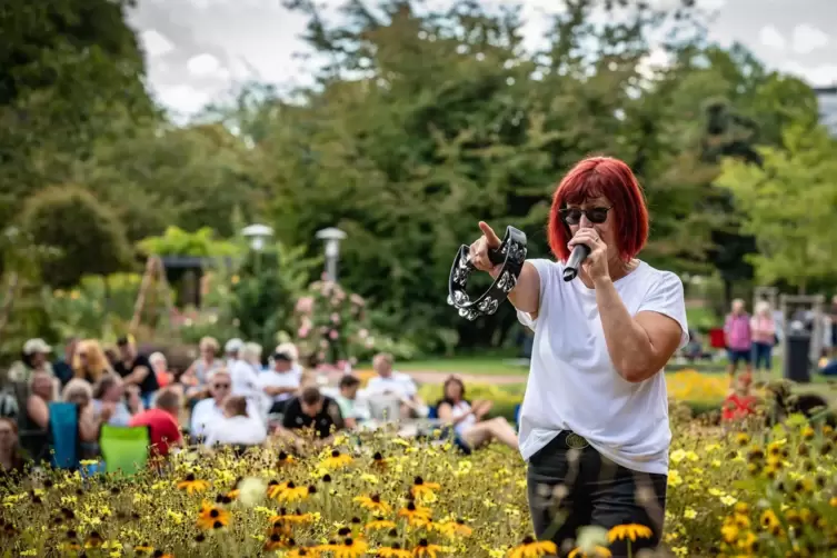 Regelmäßig ist im Rosengarten etwas los. Unser Foto zeigt eine Ausgabe der Veranstaltungsreihe Picknick im Park, hier mit der Hu