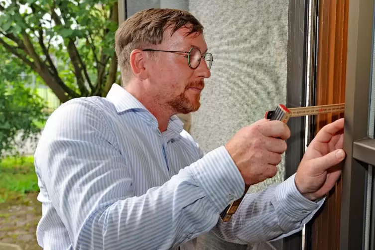  Der Holztechniker Bastian Hebel hat sich als zertifizierter Fachgutachter und Gebäudeenergieberater selbständig gemacht. 