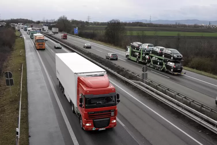 Soll um eine Spur je Fahrtrichtung wachsen: die A61 bei Frankenthal. 