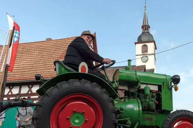 Schlepperparade zur Feier der Kerwe. 