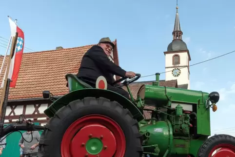 Schlepperparade zur Feier der Kerwe. 