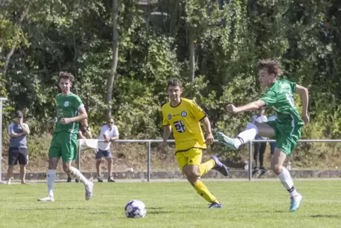 Mit einem satten Schuss erzielt hier Tom Maurer (rechts) im Kerwespiel der SG TuS Rimschweiler/ VB Zweibrücken II gegen den SV B