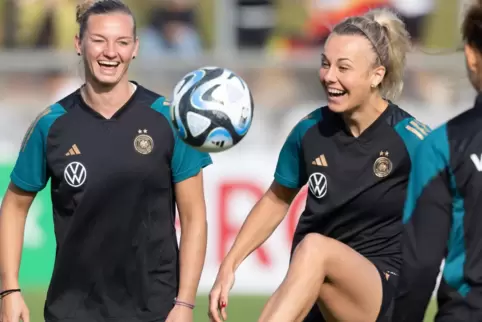 Ist die gelöste Stimmung nur Fassade? Alexandra Popp (links), hier mit Lena Lattwein beim öffentlichen Training in Dänemark, gab