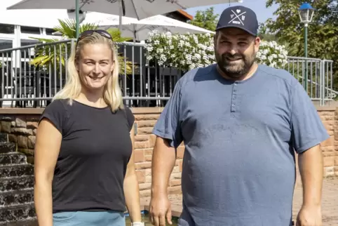 Initiatoren des Steinborner Flohmarktes: Isabelle Kaiser und Jens Weber.