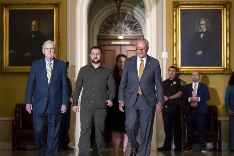 Besuch in Washington: Wolodymyr Selenskyj (Mitte) mit den Spitzenrepräsentanten des Senats, Mitch McConnell (links) und Chuck Sc