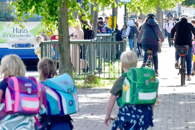 Eltern sollen ihre Kinder rechtzeitig abmelden, wenn diese nicht zum Unterricht kommen können, mahnen Schulen. 