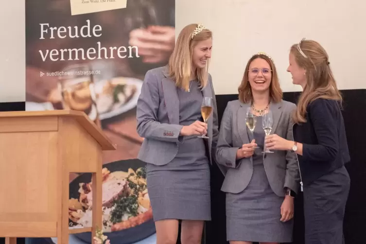 Die SÜW-Weinprinzessinnen Sarah Eid und Joanne Stibig zusammen mit der Pfälzischen Weinprinzessin Sandra Eder (von links). 