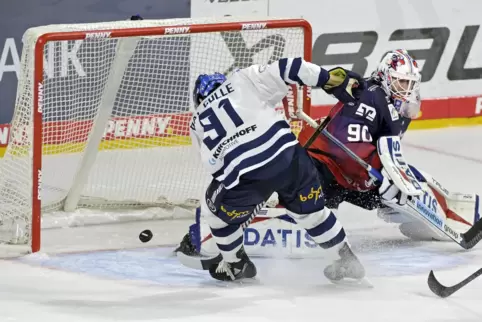 Sieht nach Tor für Iserlohn aus, wird aber keines: Michael Dal Colle scheitert an Adler-Torwart Felix Brückmann. 