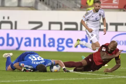 Symbolbild? Terrence Boyd liegt am Boden. Der Nürnberger Schlussmann Christian Mathenia hat die Notbremse gezogen und Boyd die C