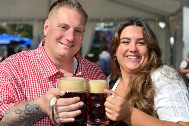 Trinken gerne das dunkle Andechser – egal ob im großen oder im kleinen Krug: Malwina Kerbel und Michael Glück.