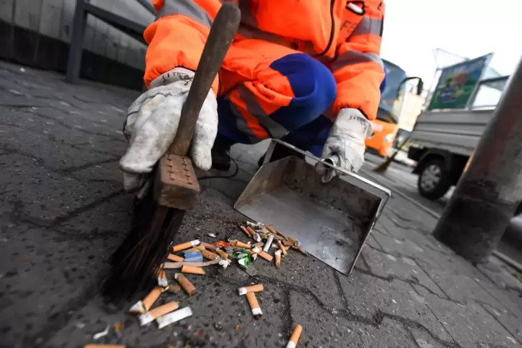 Gift für die Umwelt: weggeworfene Zigarettenkippen. 