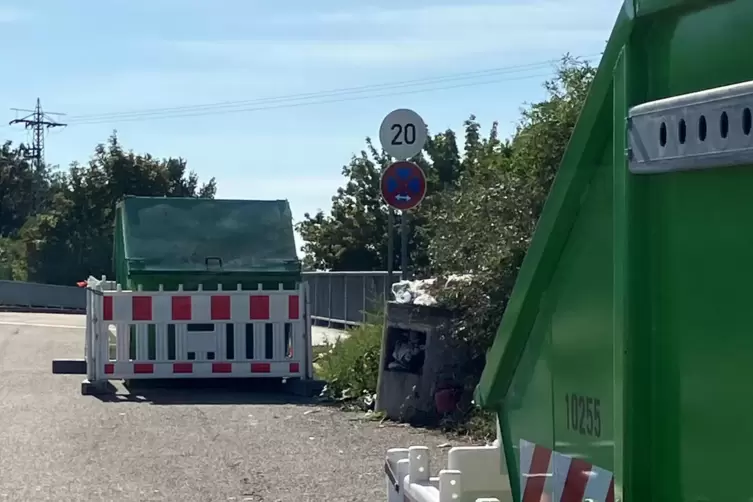 Seit Montag stehen zwei Container an der Zufahrt zum Tor 2 des US-Depots, die Müllablagerungen verhindern sollen. 