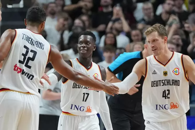 Zwei BBL-Spieler und der Anführer der WM-Helden: Dennis Schröder (Mitte) mit Andreas Obst (rechts) und Johannes Thiemann.