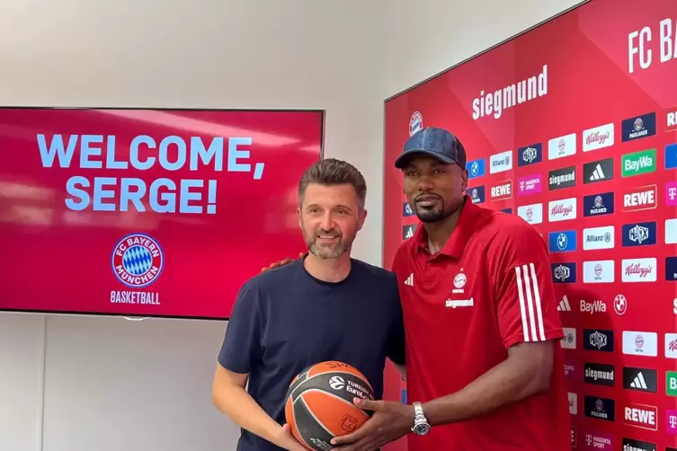 Stareinkauf des FC Bayern: Serge Ibaka, hier mit Klubmanager Marko Pesic (links). 