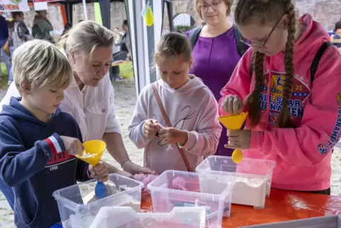 Viele Möglichkeiten, sich auszuprobieren und Neues zu entdecken: Beim Kinderaltstadtfest durften auch Knetmännchen gebastelt wer