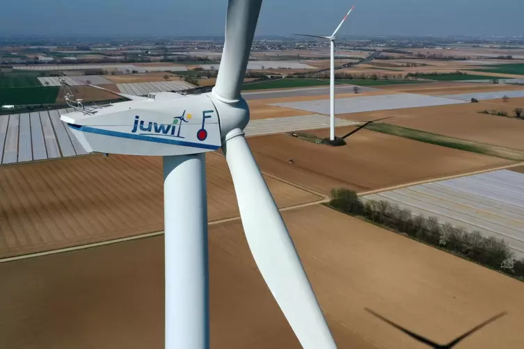 Seit 2005 in Betrieb: die beiden Haßlocher Windräder nahe bei der A65.