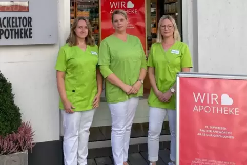 Am Mittwoch ab 13 bleibt die Fackeltor-Apotheke von Julia Bark (Mitte) wie alle anderen geschlossen. Die Schwanen-Apotheke hat N