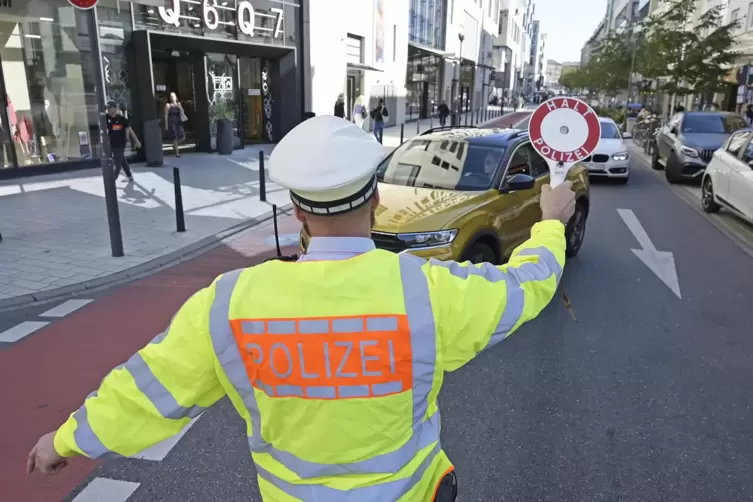 Bitte anhalten: Am Einkaufszentrum Q6/Q7 behielten Polizisten den Verkehr im Auge.