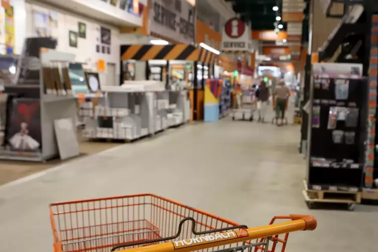 Hornbach ist mit der Kundenfrequenz in seinen Märkten zuletzt zufrieden gewesen, auch wenn die Körbe der Einkaufswagen zuweilen 