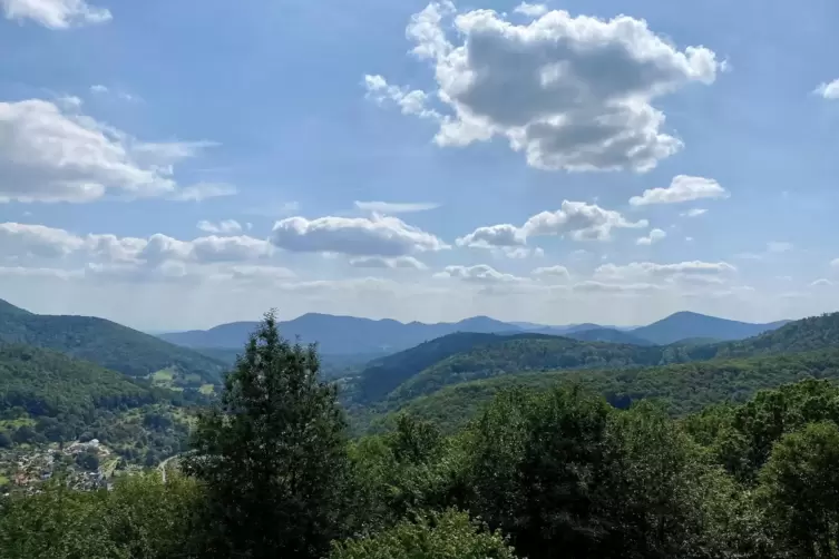 Ruine mit herrlicher Aussicht: das Trifelsland, von der Ramburg aus betrachtet.