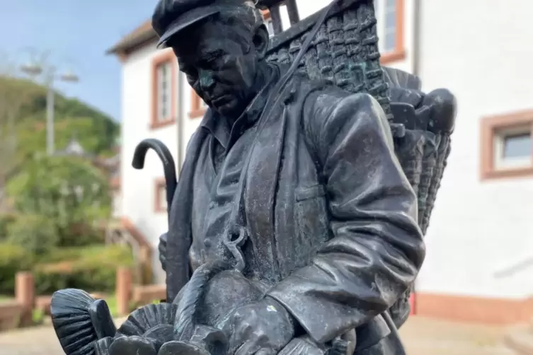 Bürstenbinderalltag anno dazumal: Bronze-Hausierer mit Waren aus Ramberg, vor dem Bürstenbindermuseum.