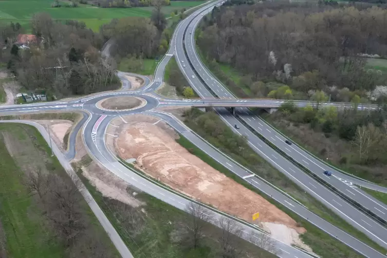 Die Pendler-Rad-Route führt teilweise über Wirtschaftswege und (auf dem Foto links) entlang der B 9 bei Bellheim.