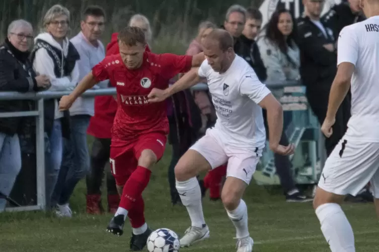 Steinbachs Max Lukas (links) versucht, vor Fabien Spreitzer von Bingen an den Ball zu kommen. 