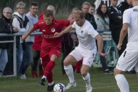 Steinbachs Max Lukas (links) versucht, vor Fabien Spreitzer von Bingen an den Ball zu kommen. 