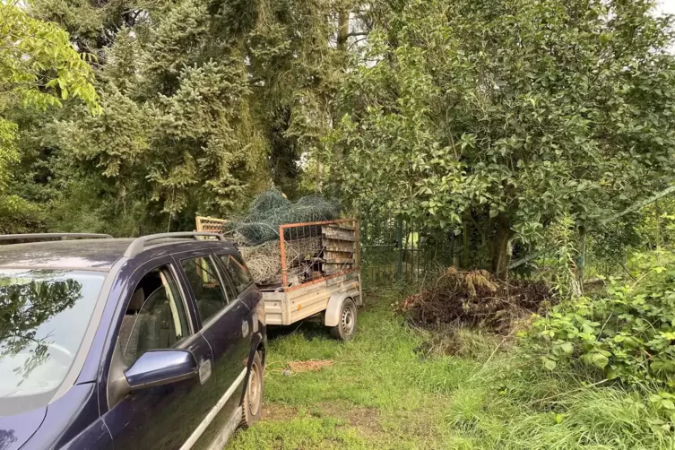 Einige Gartenbesitzer haben ihre Hütten oder Ställe zurückgebaut und fahren die Reste ab. 