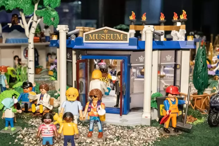 Museumsbesuch: Auch das kommt vor im Playmobil-Kosmos.