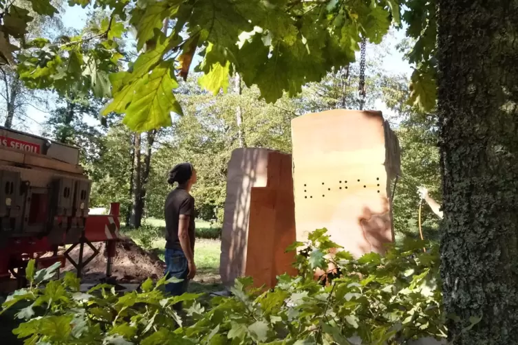 Auf einer Lichtung am Waldrand Schmalenbergs hat die Skulptur Vogelvrij von Chris Peterson (im Bild) Platz gefunden. 