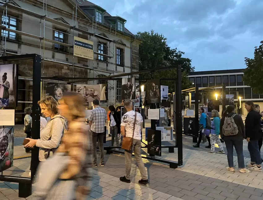 Kunstausstellung vor dem Deutschen Tor.